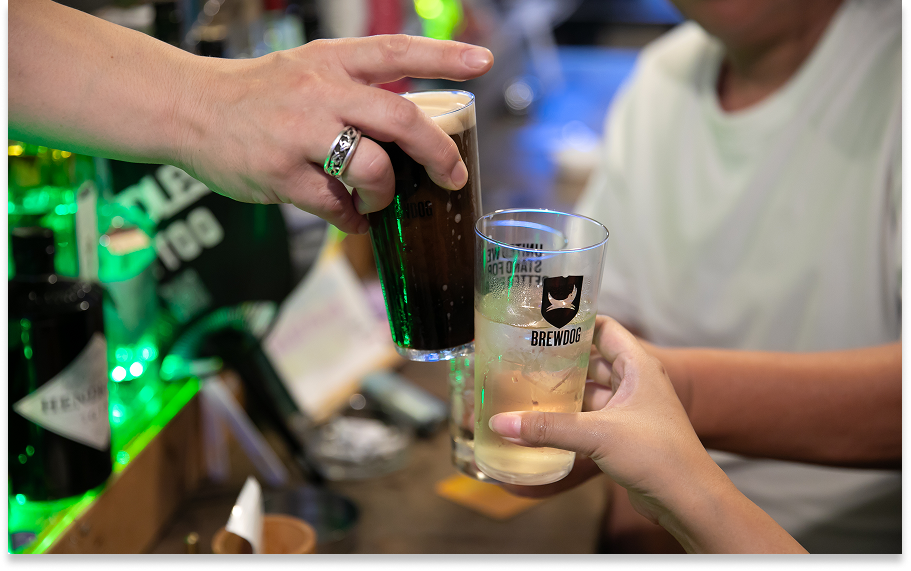 カウンターでお酒を作る店長