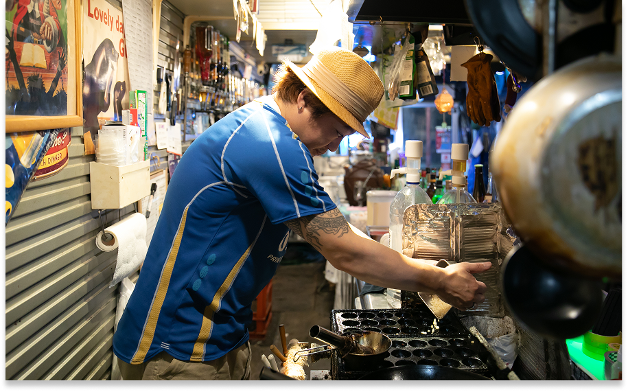 ネオンが灯る店内で過ごすお客さん