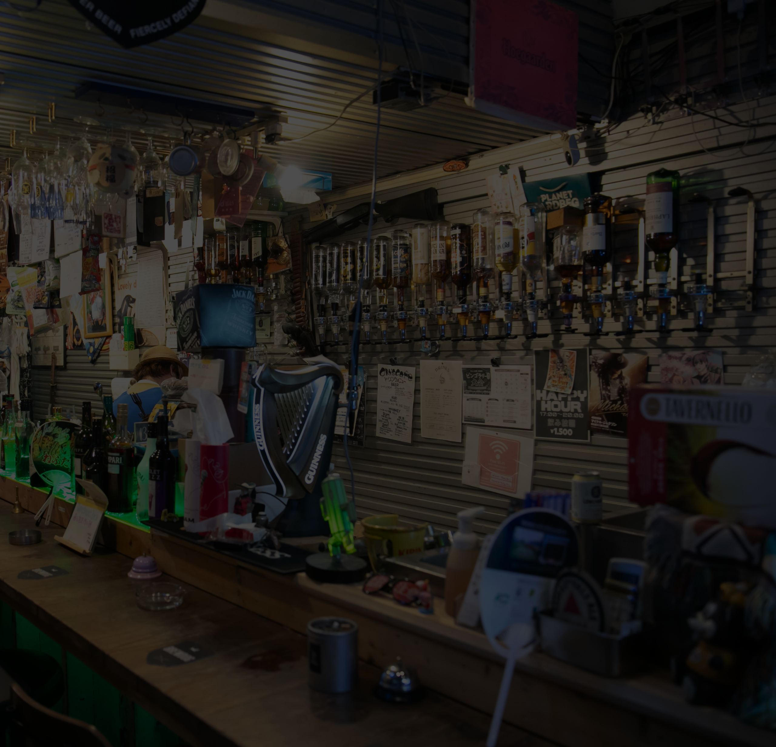 暗く落とした店内の背景